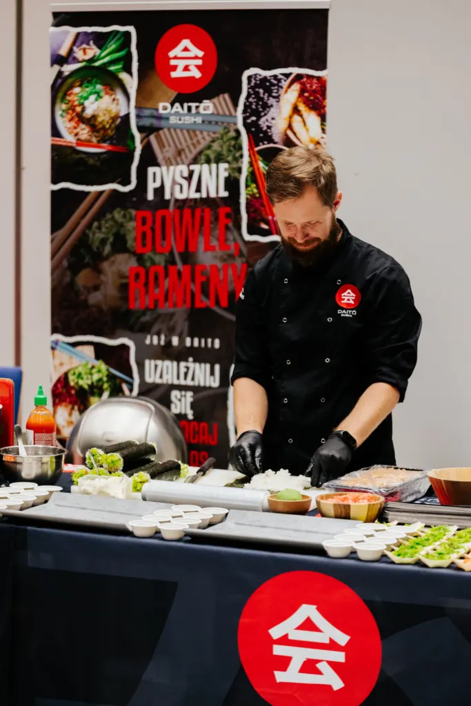 Sushi master Daito przygotowuje rolki