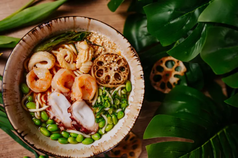RAMEN Z OWOCAMI MORZA